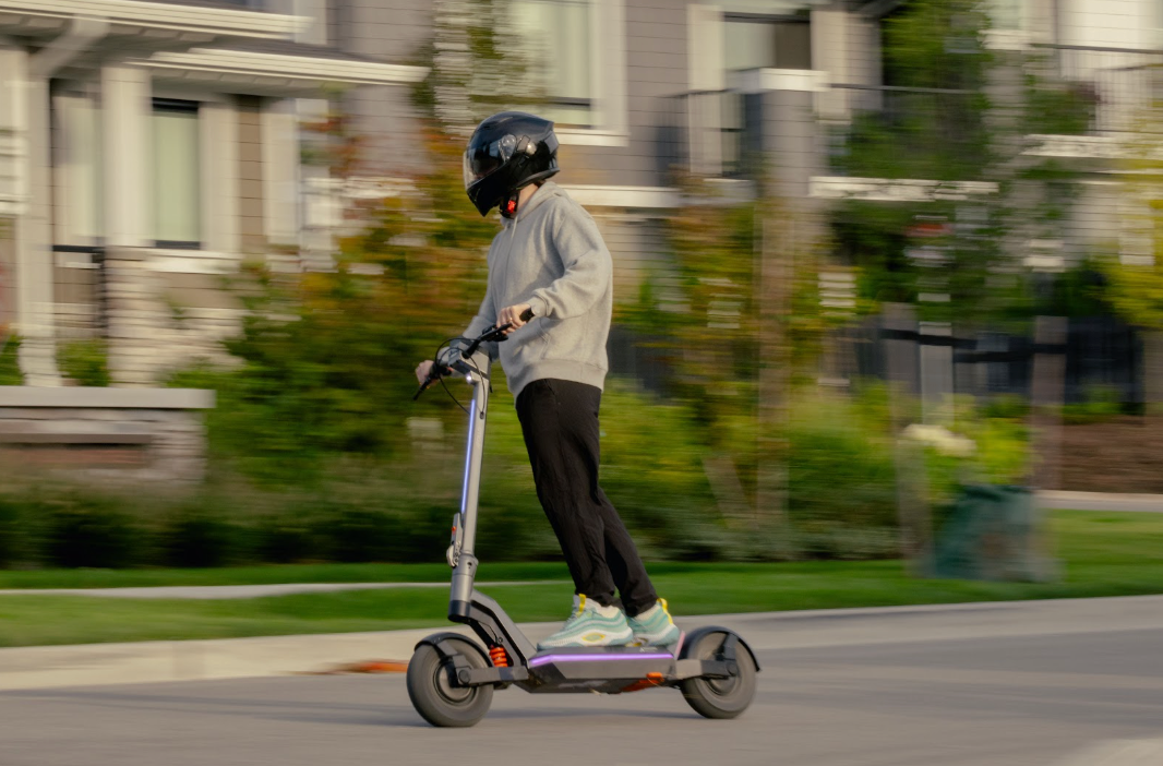 Apollo Pro Rider showing correct posture while riding